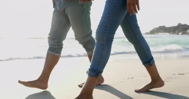 Pernas Mãos Dadas Casal Caminhando Praia Relaxar Ligação Férias Ilha — Vídeo de Stock
