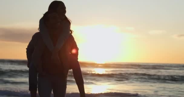 情人和女人在洛杉矶的背骑 日落和海滩度假 旅行放松 度假和快乐 浪漫和人们在大自然中一起散步寻开心 — 图库视频影像