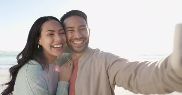 自私自利 和平的标志和夫妇在海滩 快乐和结合在一起度假 不同种族的男人和女人在侧面的照片 记忆中微笑 并带着日落镜头在海上度假 — 图库视频影像