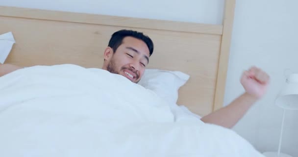 Glücklicher Mann Bett Und Aufwachen Morgen Mit Gähnen Und Stretching — Stockvideo