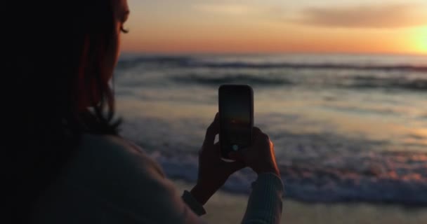 Puesta Sol Fotógrafo Teléfono Con Persona Playa Para Las Redes — Vídeos de Stock