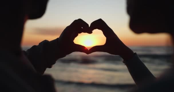 Силует Захід Сонця Руки Пари Формою Серця Пляжі Любов Відпустку — стокове відео