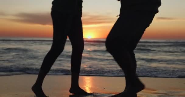Puesta Sol Baile Piernas Pareja Una Playa Para Vacaciones Vacaciones — Vídeo de stock