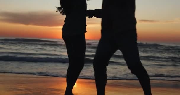 Silhouette Danse Couple Sur Plage Coucher Soleil Vacances Vacances Tropicales — Video