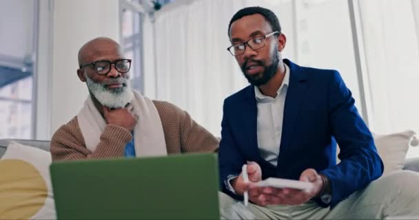 財務アドバイザー シニアマン 計算機は 資産管理 退職計画 財務アドバイスのためのラップトップにあります 家庭予算 コンピュータへの投資を備えたソファにアフリカの男性またはクライアント — ストック動画