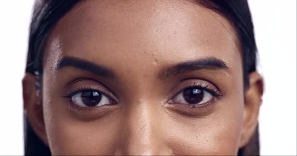 Portret Oczy Piękno Kobietą Zbliżenie Studio Odizolowane Białym Tle Wygląda — Wideo stockowe