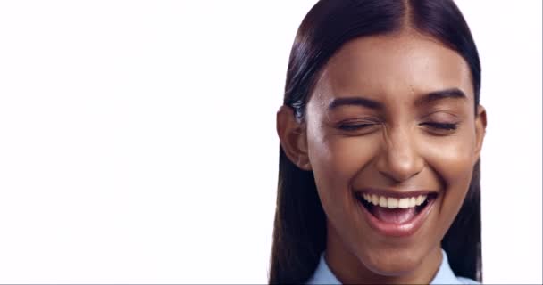 Улыбка Портрет Подмигивание Женщины Студии Счастья Тайны Флирта Лицо Индийца — стоковое видео