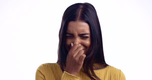 Плохой Запах Лицо Женщина Заложенным Носом Студии Отвращения Проблемы Реакции — стоковое видео