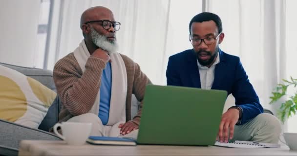 用于资产管理 退休规划或财务咨询的财务顾问 老年人和笔记本电脑 非洲男人坐在沙发上开会 电脑信息 显示退休金 预算或投资 — 图库视频影像