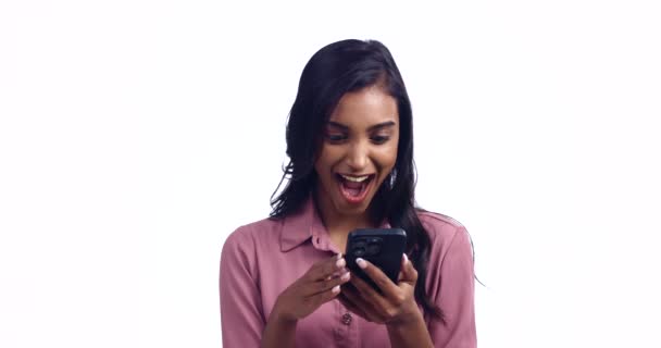 快乐的女人 哇或绿色屏幕上的电话演示空间 促销公告 在演播室里的白人背景的脸 指向或兴奋的印度人 以模仿销售 交易或选择列表 — 图库视频影像