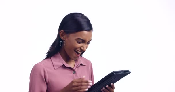 Tablet Nieuws Winnaar Gelukkige Vrouw Met Succes Doelstellingen Bonus Studio — Stockvideo