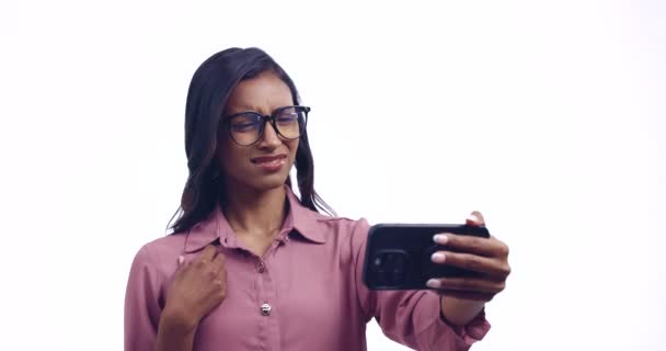 Телефон Проблема Женщина Студии Путают Глюк 404 Подключения Сбоя Белом — стоковое видео