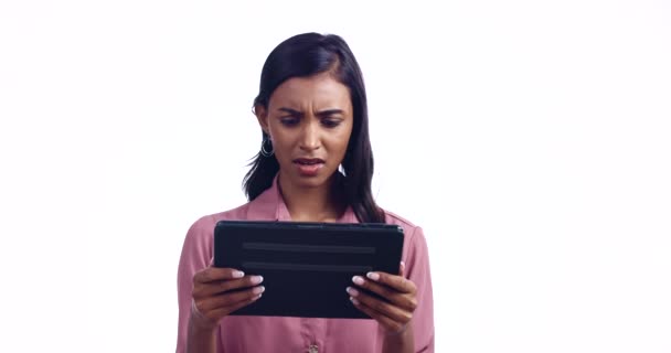 Γυναίκα Σοκαρισμένος Και Άγχος Στο Tablet Για Λάθος Σφάλμα Μάρκετινγκ — Αρχείο Βίντεο