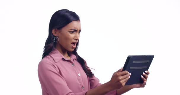 Γυναίκα Σοκαρισμένος Και Στο Tablet Για Ειδήσεις Λάθος Σφάλμα Μάρκετινγκ — Αρχείο Βίντεο