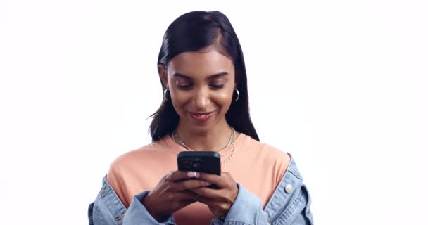 Młoda Kobieta Telefon Myślenie Studio Sms Szczęśliwy Kontakt Czat Izolowane — Wideo stockowe