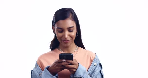 Jonge Vrouw Smartphone Sms Studio Denken Blij Met Contact Chatten — Stockvideo
