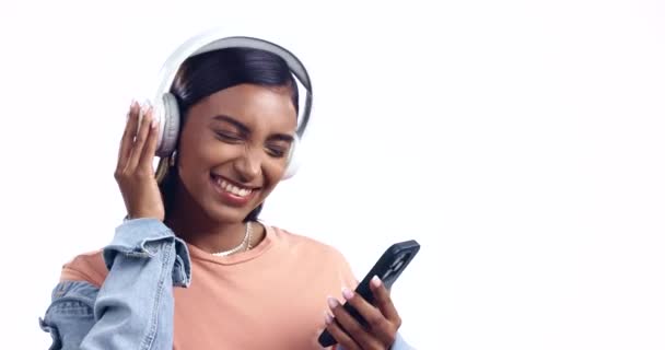 Fejhallgató Telefon Stúdióban Tánc Zenét Hallgatni Hang Boldog Fehér Háttérrel — Stock videók