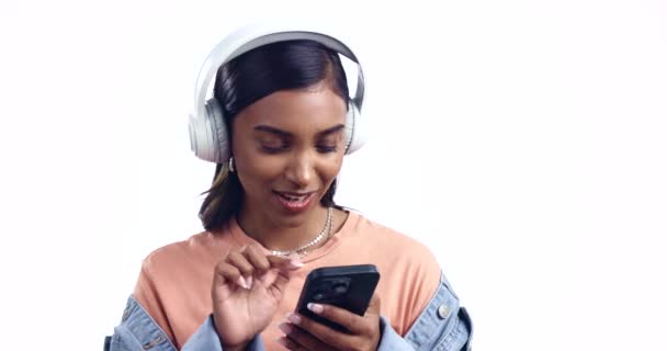 Kobieta Słuchawki Telefon Studio Słuchanie Taniec Wyboru Dźwięk Lub Szczęśliwy — Wideo stockowe