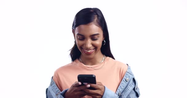 印度女人 电话和发短信在工作室 思考或高兴的接触 聊天或孤立的白色背景 Gen Z女孩 智能手机和打字与微笑 想法和调情的应用在线约会 — 图库视频影像