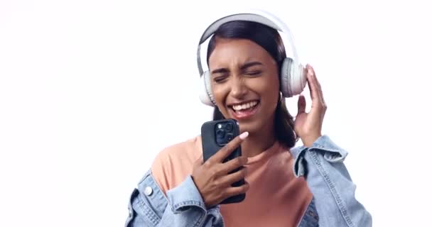 Γυναίκα Ακουστικά Και Τηλέφωνο Στο Στούντιο Τραγουδώντας Και Ακούγοντας Μουσική — Αρχείο Βίντεο