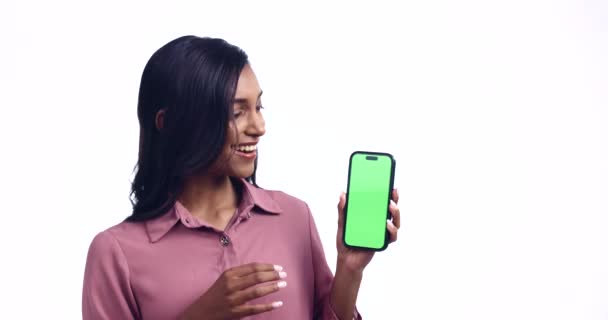 女性は レビュー フィードバック ホワイトバックで幸せのためにスタジオで親指と緑のスクリーンフォン 孤立した少女 スマートフォン 笑顔で投票 染色体モックアップスペース ブランドロゴのプロモーション — ストック動画