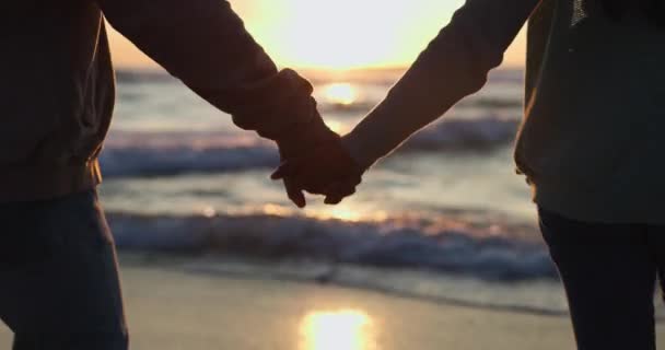 Händchenhaltend Sonnenuntergang Und Paar Strand Das Urlaub Oder Urlaub Zusammen — Stockvideo