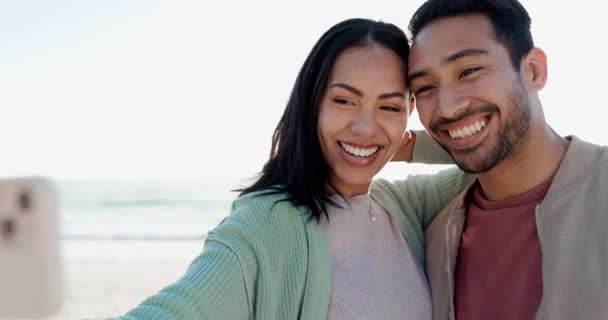 和平的标志 自拍和情侣在海滩上 并在度假时结合在一起 不同种族的男人和女人在侧面的图片 快乐的回忆和假日旅行在海洋的日落镜头耀斑 — 图库视频影像