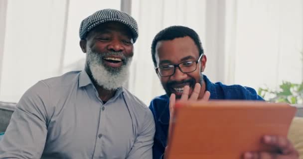 Videochiamata Conversazione Padre Con Figlio Tablet Divertente Con Pianificazione Connessione — Video Stock