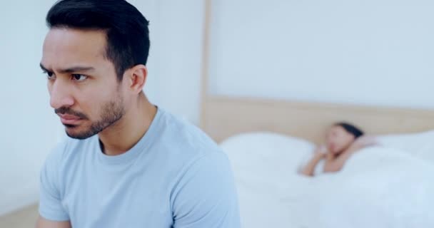 Wütender Mann Denkendes Oder Bett Liegendes Paar Mit Stressproblem Trennungskrise — Stockvideo