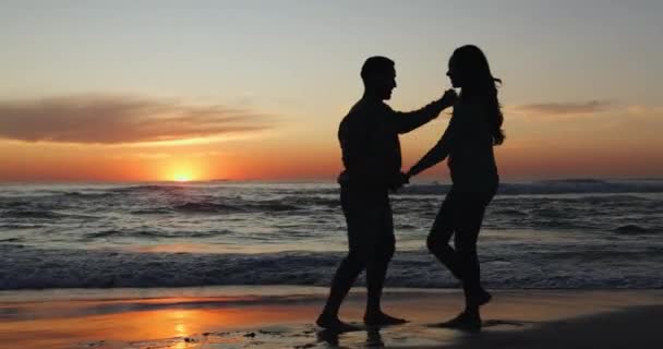 Sonnenuntergang Tanz Und Paar Strand Für Den Urlaub Oder Tropischen — Stockvideo