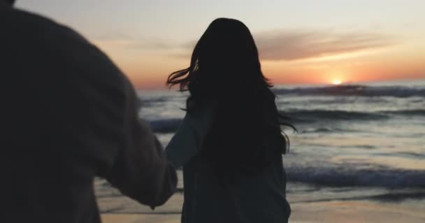 Aşk Gün Batımı Tatil Ada Tatili Için Sahilde Yürüyen Özenle — Stok video