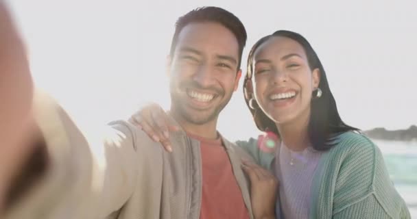 自拍和情侣在海滩 微笑和结合在一起度假 照片中的墨西哥男人 女人和肖像画 快乐的回忆 日落时分在海洋度假的乐趣 — 图库视频影像