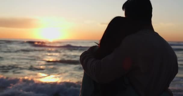 ビーチサンセット ビュー リラックスカップルシルエット トロピカルアイランドでのハグと絆 ロマンチックな日付や週末の休暇 海の波 そして人々が信頼 愛で抱擁する関係 — ストック動画