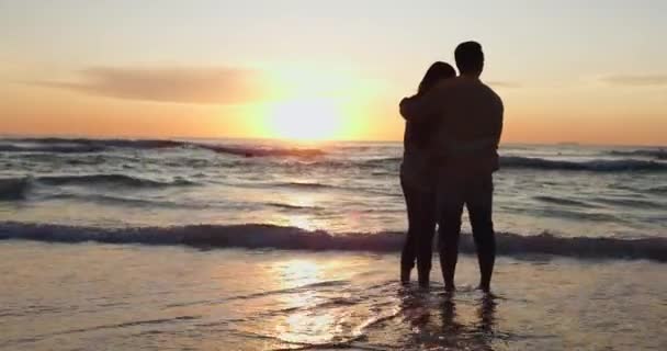 Widok Zachód Słońca Sylwetka Para Przytulić Więzi Połączyć Wakacje Miesiąc — Wideo stockowe
