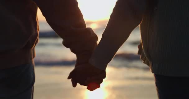 Strandsilhouette Sonnenuntergang Und Paar Beim Gehen Händchenhalten Und Reise Meereswellen — Stockvideo