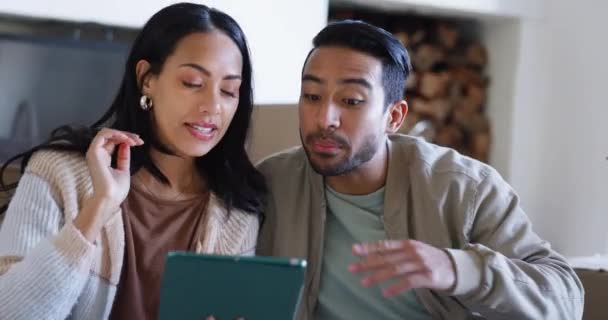 Casal Planejamento Tablet Casa Nova Andar Pensar Para Propriedade Ideia — Vídeo de Stock