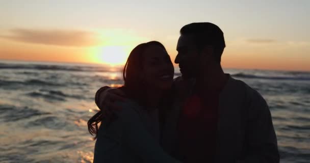 海滩日落 亲吻和放松夫妇的轮廓 拥抱和结合浪漫的约会 假日自由或自然的休息 关心和关系人们以信任 婚姻感情或爱情拥抱在一起 — 图库视频影像