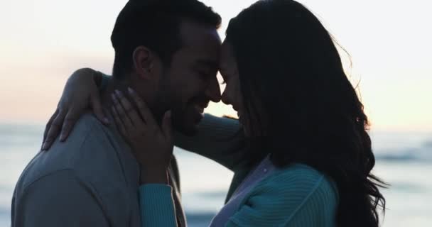 Cinta Matahari Terbenam Dan Ciuman Dengan Pasangan Pantai Untuk Bersantai — Stok Video