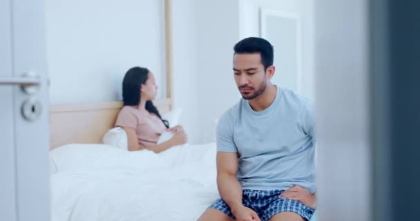 Mann Denkendes Oder Wütendes Paar Bett Mit Stressproblem Trennungskrise Oder — Stockvideo