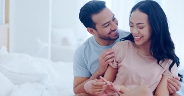 Casal Cama Abraço Noivado Anel Felicidade Relacionamento Saudável Parceiro Vida — Vídeo de Stock
