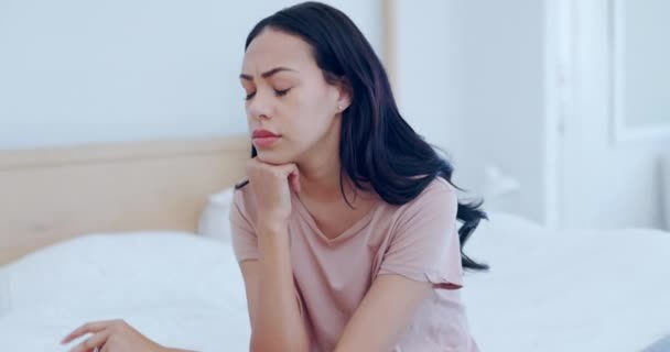 Kadın Düşüncesi Boşanma Evlilik Sorunu Ayrılık Istismar Yüzünden Yatakta Yatan — Stok video