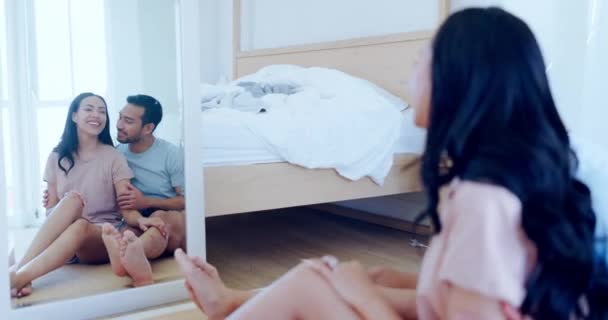 卧室和夫妻在地板上休息 聊天和在家里粘合 约会和快乐的男人和女人在公寓里笑 拥抱和谈论健康的关系 — 图库视频影像