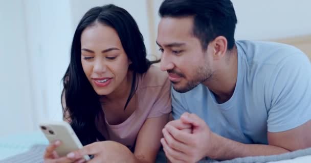 Tenang Telepon Dan Pasangan Muda Tempat Tidur Untuk Ikatan Bersama — Stok Video