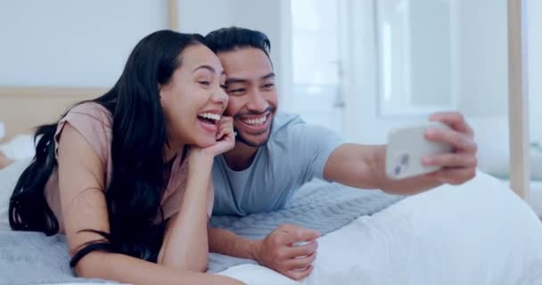 夫妻在床上 自私自利和快乐 社交媒体和早晨与流媒体直播和内容创作在家里 人们一起在卧室里放松 快乐而健康的关系 与贴在一起的照片中的微笑 — 图库视频影像