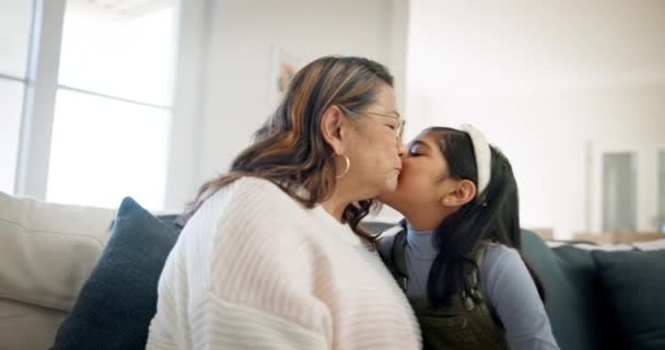 Kuss Umarmung Und Glückliches Familienkind Großmutter Und Greisin Zuneigung Bindung — Stockvideo