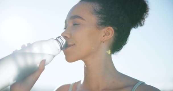 Szczęśliwa Kobieta Wody Pitnej Zrelaksować Się Przyrodzie Fitness Lub Naturalne — Wideo stockowe