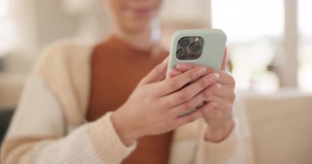 Mãos Digitação Mulher Com Telefone Sofá Pensando Rindo Para Relaxar — Vídeo de Stock