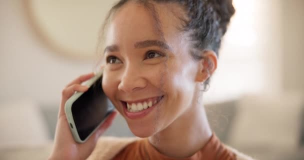 Panggilan Telepon Wajah Dan Seorang Wanita Pemilik Bisnis Kecil Berbicara — Stok Video