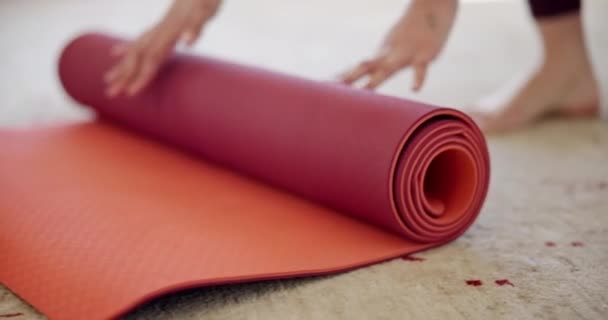 Person Händer Och Matta Yoga Fitness Eller Zen Träning Och — Stockvideo