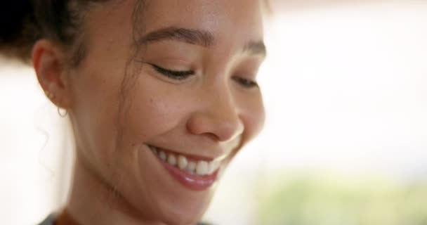 Lykkelig Ung Kvinde Closeup Tænker Hjemmet Med Hukommelse Ideer Eller – Stock-video
